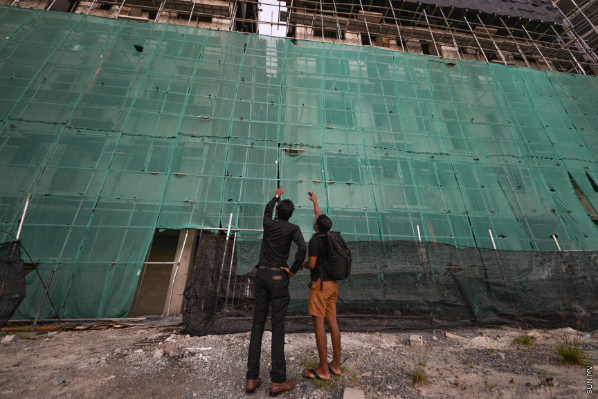 ސެޕްޓެމްބަރު 18، 2019: ހުޅުމާލެ ދެވަނަ ފިޔަވަހީގައި ހަދަމުން ދިޔަ އިމާތާތަކުން ވެއްޓި މަރުވި މީހާ ވެއްޓުނު ސައިޓުތެރެ. މިހާރު މިނިސްޓްރީން ވަނީ އެ އިމާރާތުގެ ސަލާމަތީ ކަން ކަން ފުރިހަމަ ނުވާތީ މަސައްކަތް ހުއްޓުވާފައި --- ސަން ފޮޓޯ/ މުހައްމަދު އަފްރާޙު