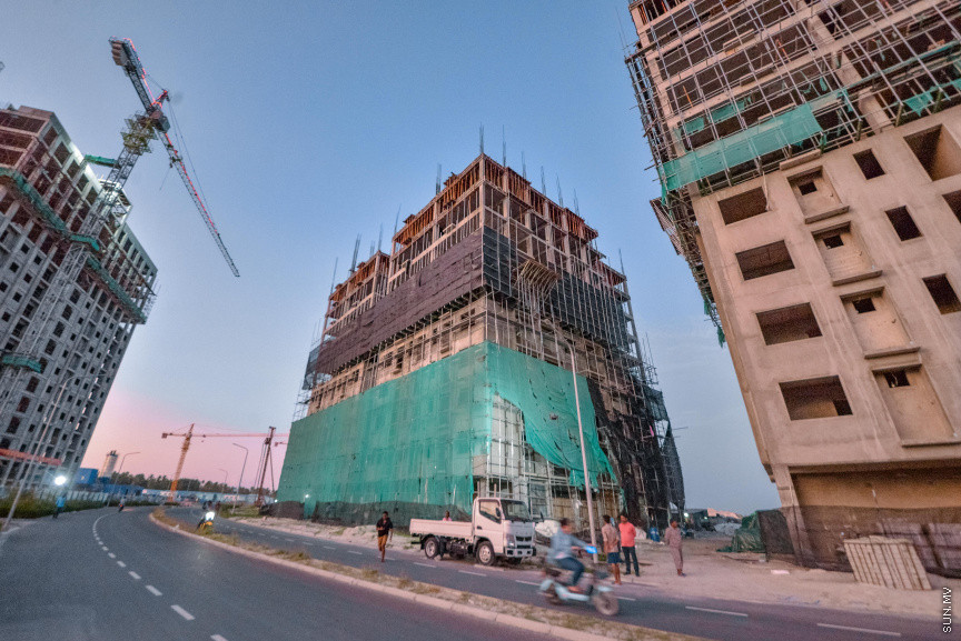 ސެޕްޓެމްބަރު 18، 2019: ހުޅުމާލެ ދެވަނަ ފިޔަވަހީގައި ހަދަމުން ދިޔަ އިމާތާތަކުން ވެއްޓި މަރުވި މީހާ ވެއްޓުނު ސައިޓުތެރެ. މިހާރު މިނިސްޓްރީން ވަނީ އެ އިމާރާތުގެ ސަލާމަތީ ކަން ކަން ފުރިހަމަ ނުވާތީ މަސައްކަތް ހުއްޓުވާފައި --- ސަން ފޮޓޯ/ މުހައްމަދު އަފްރާޙު