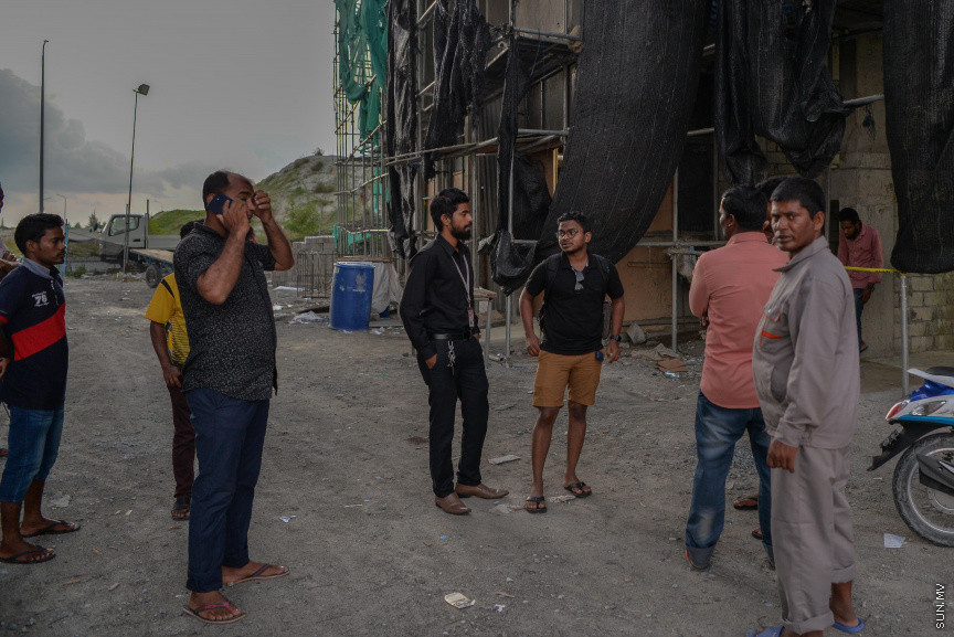 ސެޕްޓެމްބަރު 18، 2019: ހުޅުމާލެ ދެވަނަ ފިޔަވަހީގައި ހަދަމުން ދިޔަ އިމާތާތަކުން ވެއްޓި މަރުވި މީހާ ވެއްޓުނު ސައިޓުތެރެ. މިހާރު މިނިސްޓްރީން ވަނީ އެ އިމާރާތުގެ ސަލާމަތީ ކަން ކަން ފުރިހަމަ ނުވާތީ މަސައްކަތް ހުއްޓުވާފައި --- ސަން ފޮޓޯ/ މުހައްމަދު އަފްރާޙު