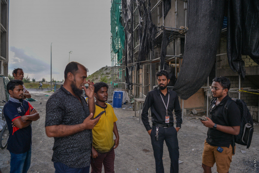 ސެޕްޓެމްބަރު 18، 2019: ހުޅުމާލެ ދެވަނަ ފިޔަވަހީގައި ހަދަމުން ދިޔަ އިމާތާތަކުން ވެއްޓި މަރުވި މީހާ ވެއްޓުނު ސައިޓުތެރެ. މިހާރު މިނިސްޓްރީން ވަނީ އެ އިމާރާތުގެ ސަލާމަތީ ކަން ކަން ފުރިހަމަ ނުވާތީ މަސައްކަތް ހުއްޓުވާފައި --- ސަން ފޮޓޯ/ މުހައްމަދު އަފްރާޙު