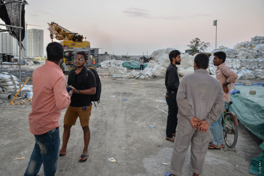 ސެޕްޓެމްބަރު 18، 2019: ހުޅުމާލެ ދެވަނަ ފިޔަވަހީގައި ހަދަމުން ދިޔަ އިމާތާތަކުން ވެއްޓި މަރުވި މީހާ ވެއްޓުނު ސައިޓުތެރެ. މިހާރު މިނިސްޓްރީން ވަނީ އެ އިމާރާތުގެ ސަލާމަތީ ކަން ކަން ފުރިހަމަ ނުވާތީ މަސައްކަތް ހުއްޓުވާފައި --- ސަން ފޮޓޯ/ މުހައްމަދު އަފްރާޙު