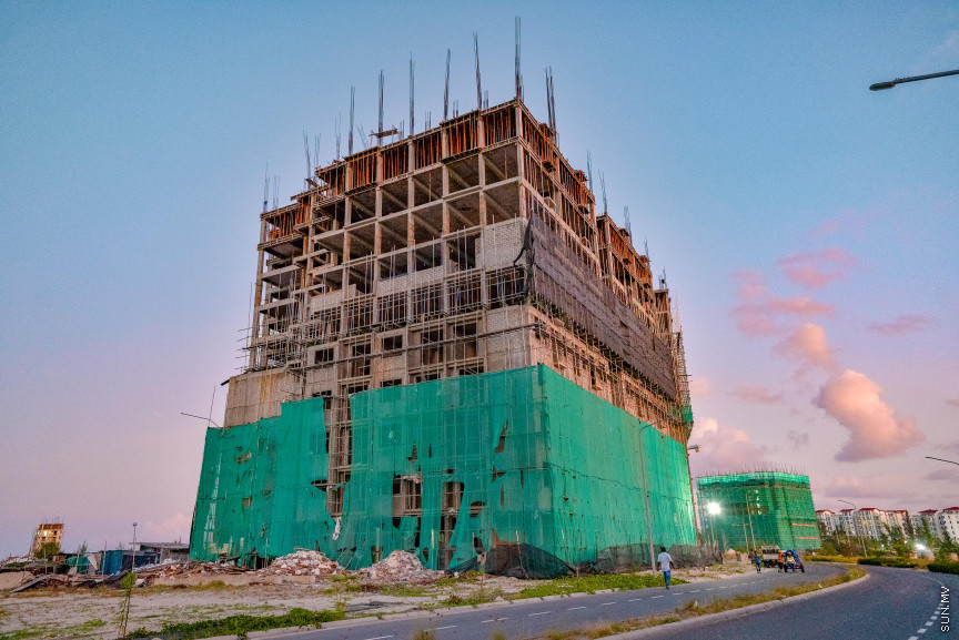 ސެޕްޓެމްބަރު 18، 2019: ހުޅުމާލެ ދެވަނަ ފިޔަވަހީގައި ހަދަމުން ދިޔަ އިމާތާތަކުން ވެއްޓި މަރުވި މީހާ ވެއްޓުނު ސައިޓުތެރެ. މިހާރު މިނިސްޓްރީން ވަނީ އެ އިމާރާތުގެ ސަލާމަތީ ކަން ކަން ފުރިހަމަ ނުވާތީ މަސައްކަތް ހުއްޓުވާފައި --- ސަން ފޮޓޯ/ މުހައްމަދު އަފްރާޙު