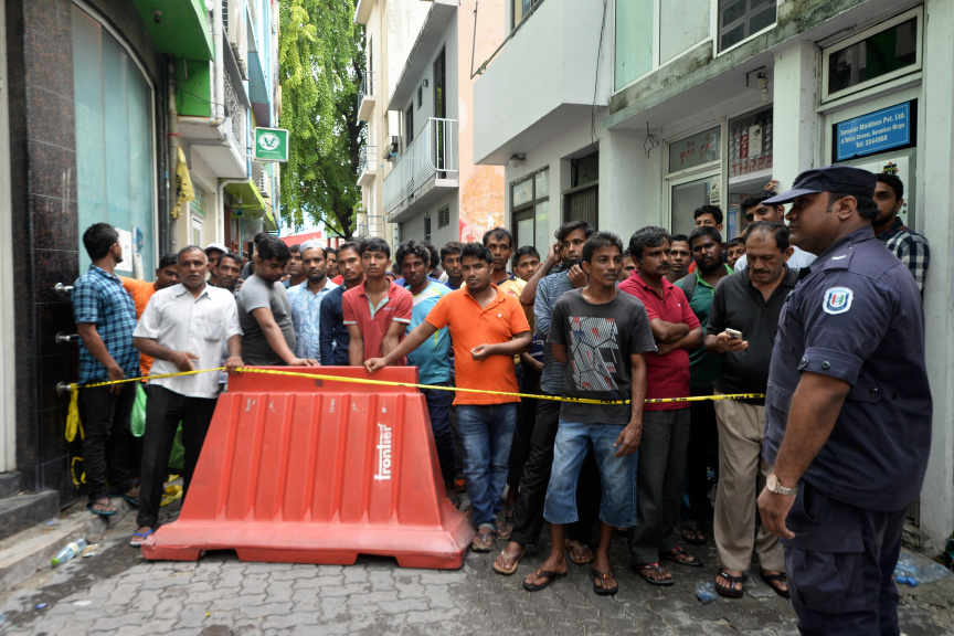އަބަދަށް ފެހި މަގުގައި ހުރި ކެމިކަލް ގުދަން ގޮވައި ރޯވި ބޮޑު އަލިފާންގަނޑުގެ ސަބަބުން އެ މަގުގައި ހުރި އެތަށް ގެއެށް އަނދާ އަޅިއަށްވުން -- ސަން ފޮޓޯ/ އަހުމަދު އަވްޝަން އިލްޔާސް