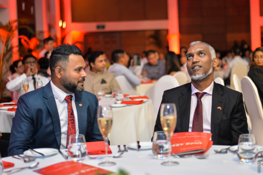 ސެޕްޓެމްބަރ 25، 2019: ޗައިނާގެ 70ވަނަ ގައިމީ ދުވަސް ފާހަގަކުރުމުގެ ގޮތުން ކުރުންބާ ރިސޯޓްގައި ބޭއްވި ހާއްސަ ރަސްމިއްޔާތުގެ ތެރެއިން -- ސަން ފޮޓޯ/ ފަޔާޒު މޫސާ