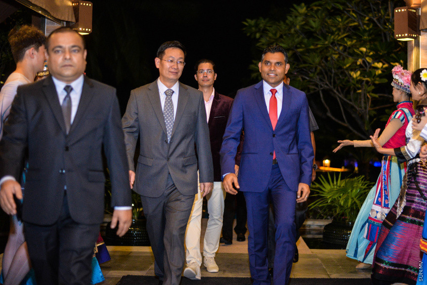 ސެޕްޓެމްބަރ 25، 2019: ޗައިނާގެ 70ވަނަ ގައިމީ ދުވަސް ފާހަގަކުރުމުގެ ގޮތުން ކުރުންބާ ރިސޯޓްގައި ބޭއްވި ހާއްސަ ރަސްމިއްޔާތުގެ ތެރެއިން -- ސަން ފޮޓޯ/ ފަޔާޒު މޫސާ