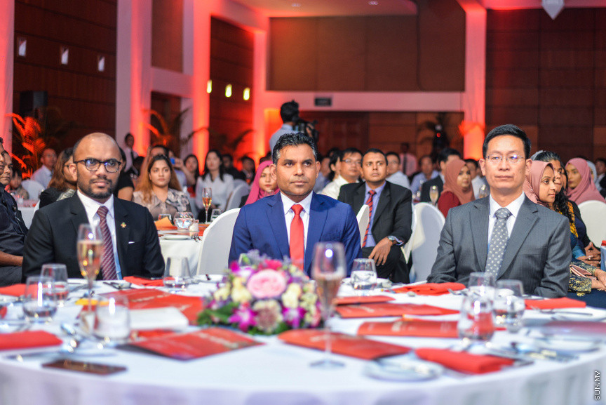 ސެޕްޓެމްބަރ 25، 2019: ޗައިނާގެ 70ވަނަ ގައިމީ ދުވަސް ފާހަގަކުރުމުގެ ގޮތުން ކުރުންބާ ރިސޯޓްގައި ބޭއްވި ހާއްސަ ރަސްމިއްޔާތުގެ ތެރެއިން -- ސަން ފޮޓޯ/ ފަޔާޒު މޫސާ