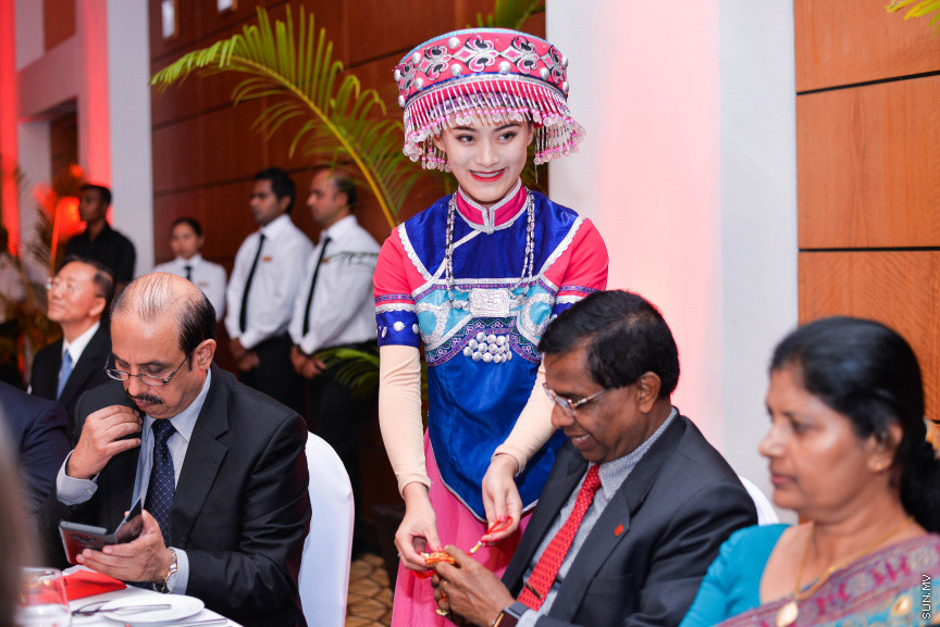 ސެޕްޓެމްބަރ 25، 2019: ޗައިނާގެ 70ވަނަ ގައިމީ ދުވަސް ފާހަގަކުރުމުގެ ގޮތުން ކުރުންބާ ރިސޯޓްގައި ބޭއްވި ހާއްސަ ރަސްމިއްޔާތުގެ ތެރެއިން -- ސަން ފޮޓޯ/ ފަޔާޒު މޫސާ
