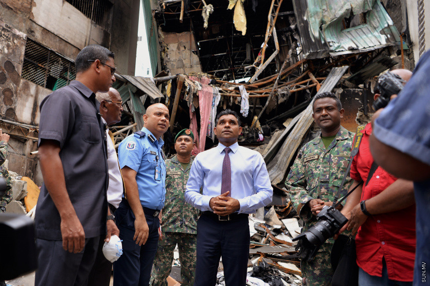 ހޭންވޭރު އަބަދަށްފެހި މަގުގައި ހުރި ކެމިކަލް ގުދަނެއްގައި ރޯވެ ހިނގި އަލިފާނުގެ ހާދިސާއާ ގުޅިގެން ނައިބްރައީސް މިއަދު  އެ އަލިފާނު ހާދިސާ ހިނގި ސަރަހައްދަށް ވަޑައިގެން އެތަނުގެ ހާލަތު ބައްލަވައި ލެއްވުން: އެފަދަ ހާދިސާތައް ތަކުރާރު ނުވާނެ ގޮތަށް ފިޔަވަޅުތައް އެޅުމަށް އިރުޝާދު ދެއްވި -- ސަން ފޮޓޯ/ އަހުމަދު އަވްޝަން އިލްޔާސް