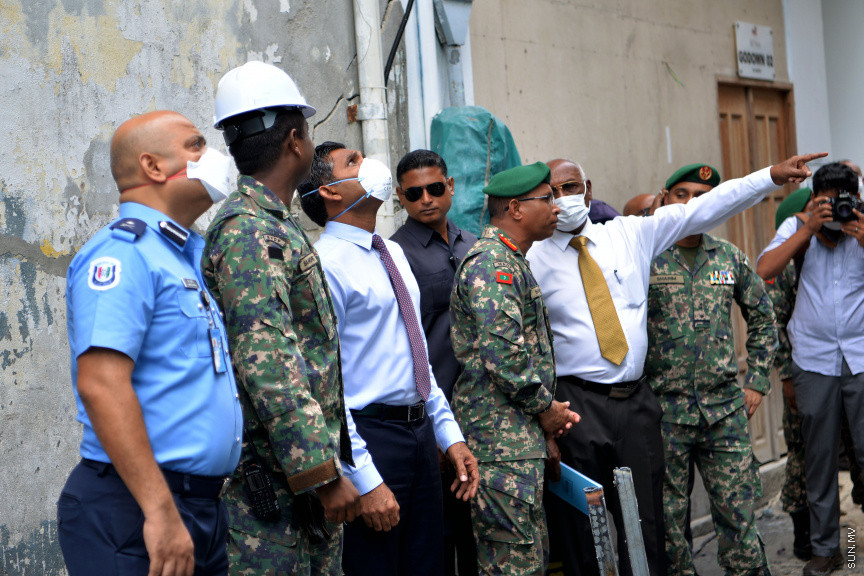 ހޭންވޭރު އަބަދަށްފެހި މަގުގައި ހުރި ކެމިކަލް ގުދަނެއްގައި ރޯވެ ހިނގި އަލިފާނުގެ ހާދިސާއާ ގުޅިގެން ނައިބްރައީސް މިއަދު  އެ އަލިފާނު ހާދިސާ ހިނގި ސަރަހައްދަށް ވަޑައިގެން އެތަނުގެ ހާލަތު ބައްލަވައި ލެއްވުން: އެފަދަ ހާދިސާތައް ތަކުރާރު ނުވާނެ ގޮތަށް ފިޔަވަޅުތައް އެޅުމަށް އިރުޝާދު ދެއްވި -- ސަން ފޮޓޯ/ އަހުމަދު އަވްޝަން އިލްޔާސް