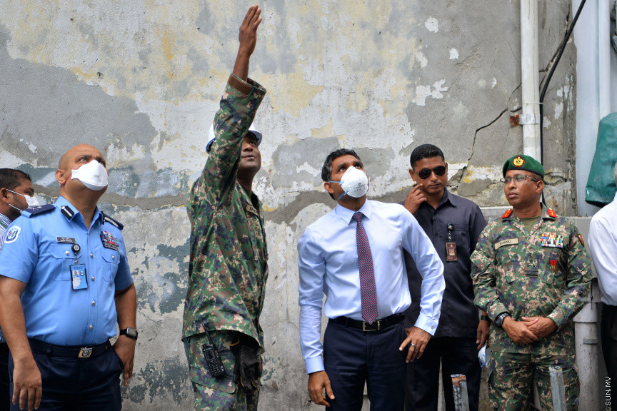 ހޭންވޭރު އަބަދަށްފެހި މަގުގައި ހުރި ކެމިކަލް ގުދަނެއްގައި ރޯވެ ހިނގި އަލިފާނުގެ ހާދިސާއާ ގުޅިގެން ނައިބްރައީސް މިއަދު  އެ އަލިފާނު ހާދިސާ ހިނގި ސަރަހައްދަށް ވަޑައިގެން އެތަނުގެ ހާލަތު ބައްލަވައި ލެއްވުން: އެފަދަ ހާދިސާތައް ތަކުރާރު ނުވާނެ ގޮތަށް ފިޔަވަޅުތައް އެޅުމަށް އިރުޝާދު ދެއްވި -- ސަން ފޮޓޯ/ އަހުމަދު އަވްޝަން އިލްޔާސް