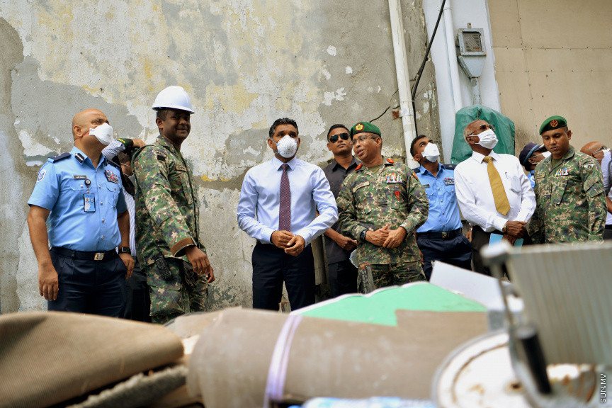 ހޭންވޭރު އަބަދަށްފެހި މަގުގައި ހުރި ކެމިކަލް ގުދަނެއްގައި ރޯވެ ހިނގި އަލިފާނުގެ ހާދިސާއާ ގުޅިގެން ނައިބްރައީސް މިއަދު  އެ އަލިފާނު ހާދިސާ ހިނގި ސަރަހައްދަށް ވަޑައިގެން އެތަނުގެ ހާލަތު ބައްލަވައި ލެއްވުން: އެފަދަ ހާދިސާތައް ތަކުރާރު ނުވާނެ ގޮތަށް ފިޔަވަޅުތައް އެޅުމަށް އިރުޝާދު ދެއްވި -- ސަން ފޮޓޯ/ އަހުމަދު އަވްޝަން އިލްޔާސް