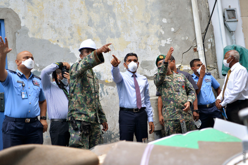 ހޭންވޭރު އަބަދަށްފެހި މަގުގައި ހުރި ކެމިކަލް ގުދަނެއްގައި ރޯވެ ހިނގި އަލިފާނުގެ ހާދިސާއާ ގުޅިގެން ނައިބްރައީސް މިއަދު  އެ އަލިފާނު ހާދިސާ ހިނގި ސަރަހައްދަށް ވަޑައިގެން އެތަނުގެ ހާލަތު ބައްލަވައި ލެއްވުން: އެފަދަ ހާދިސާތައް ތަކުރާރު ނުވާނެ ގޮތަށް ފިޔަވަޅުތައް އެޅުމަށް އިރުޝާދު ދެއްވި -- ސަން ފޮޓޯ/ އަހުމަދު އަވްޝަން އިލްޔާސް