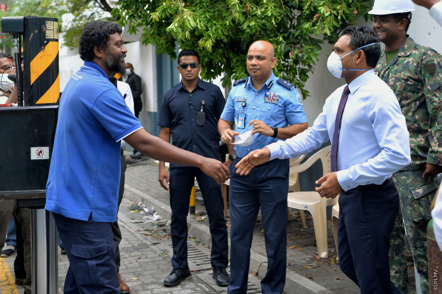 ހޭންވޭރު އަބަދަށްފެހި މަގުގައި ހުރި ކެމިކަލް ގުދަނެއްގައި ރޯވެ ހިނގި އަލިފާނުގެ ހާދިސާއާ ގުޅިގެން ނައިބްރައީސް މިއަދު  އެ އަލިފާނު ހާދިސާ ހިނގި ސަރަހައްދަށް ވަޑައިގެން އެތަނުގެ ހާލަތު ބައްލަވައި ލެއްވުން: އެފަދަ ހާދިސާތައް ތަކުރާރު ނުވާނެ ގޮތަށް ފިޔަވަޅުތައް އެޅުމަށް އިރުޝާދު ދެއްވި -- ސަން ފޮޓޯ/ އަހުމަދު އަވްޝަން އިލްޔާސް