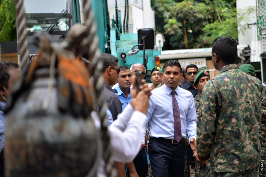 ހޭންވޭރު އަބަދަށްފެހި މަގުގައި ހުރި ކެމިކަލް ގުދަނެއްގައި ރޯވެ ހިނގި އަލިފާނުގެ ހާދިސާއާ ގުޅިގެން ނައިބްރައީސް މިއަދު  އެ އަލިފާނު ހާދިސާ ހިނގި ސަރަހައްދަށް ވަޑައިގެން އެތަނުގެ ހާލަތު ބައްލަވައި ލެއްވުން: އެފަދަ ހާދިސާތައް ތަކުރާރު ނުވާނެ ގޮތަށް ފިޔަވަޅުތައް އެޅުމަށް އިރުޝާދު ދެއްވި -- ސަން ފޮޓޯ/ އަހުމަދު އަވްޝަން އިލްޔާސް