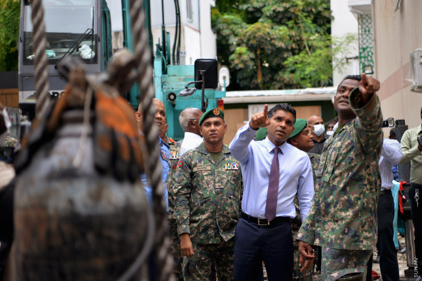 ހޭންވޭރު އަބަދަށްފެހި މަގުގައި ހުރި ކެމިކަލް ގުދަނެއްގައި ރޯވެ ހިނގި އަލިފާނުގެ ހާދިސާއާ ގުޅިގެން ނައިބްރައީސް މިއަދު  އެ އަލިފާނު ހާދިސާ ހިނގި ސަރަހައްދަށް ވަޑައިގެން އެތަނުގެ ހާލަތު ބައްލަވައި ލެއްވުން: އެފަދަ ހާދިސާތައް ތަކުރާރު ނުވާނެ ގޮތަށް ފިޔަވަޅުތައް އެޅުމަށް އިރުޝާދު ދެއްވި -- ސަން ފޮޓޯ/ އަހުމަދު އަވްޝަން އިލްޔާސް