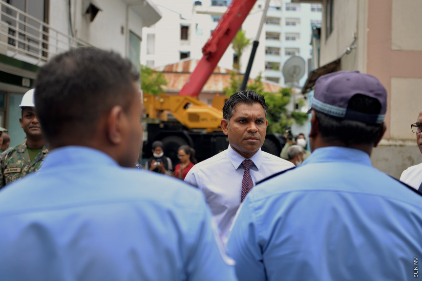 ހޭންވޭރު އަބަދަށްފެހި މަގުގައި ހުރި ކެމިކަލް ގުދަނެއްގައި ރޯވެ ހިނގި އަލިފާނުގެ ހާދިސާއާ ގުޅިގެން ނައިބްރައީސް މިއަދު  އެ އަލިފާނު ހާދިސާ ހިނގި ސަރަހައްދަށް ވަޑައިގެން އެތަނުގެ ހާލަތު ބައްލަވައި ލެއްވުން: އެފަދަ ހާދިސާތައް ތަކުރާރު ނުވާނެ ގޮތަށް ފިޔަވަޅުތައް އެޅުމަށް އިރުޝާދު ދެއްވި -- ސަން ފޮޓޯ/ އަހުމަދު އަވްޝަން އިލްޔާސް