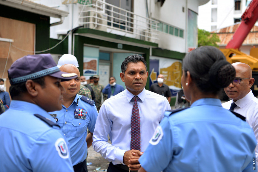 ހޭންވޭރު އަބަދަށްފެހި މަގުގައި ހުރި ކެމިކަލް ގުދަނެއްގައި ރޯވެ ހިނގި އަލިފާނުގެ ހާދިސާއާ ގުޅިގެން ނައިބްރައީސް މިއަދު  އެ އަލިފާނު ހާދިސާ ހިނގި ސަރަހައްދަށް ވަޑައިގެން އެތަނުގެ ހާލަތު ބައްލަވައި ލެއްވުން: އެފަދަ ހާދިސާތައް ތަކުރާރު ނުވާނެ ގޮތަށް ފިޔަވަޅުތައް އެޅުމަށް އިރުޝާދު ދެއްވި -- ސަން ފޮޓޯ/ އަހުމަދު އަވްޝަން އިލްޔާސް