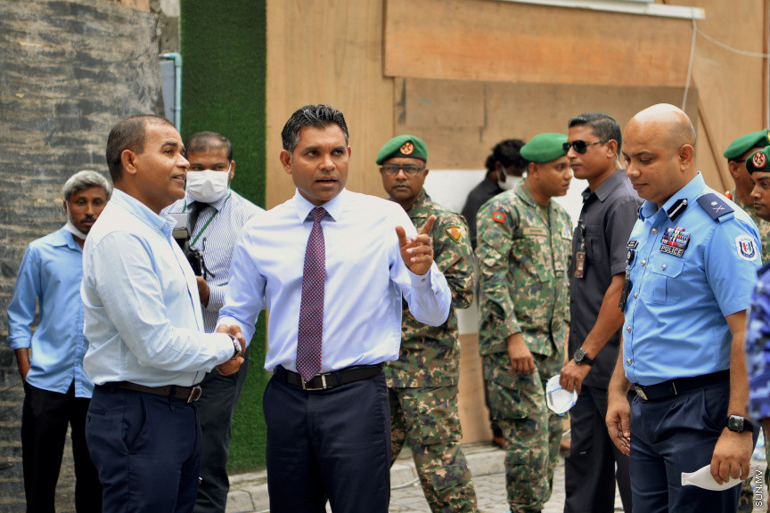 ހޭންވޭރު އަބަދަށްފެހި މަގުގައި ހުރި ކެމިކަލް ގުދަނެއްގައި ރޯވެ ހިނގި އަލިފާނުގެ ހާދިސާއާ ގުޅިގެން ނައިބްރައީސް މިއަދު  އެ އަލިފާނު ހާދިސާ ހިނގި ސަރަހައްދަށް ވަޑައިގެން އެތަނުގެ ހާލަތު ބައްލަވައި ލެއްވުން: އެފަދަ ހާދިސާތައް ތަކުރާރު ނުވާނެ ގޮތަށް ފިޔަވަޅުތައް އެޅުމަށް އިރުޝާދު ދެއްވި -- ސަން ފޮޓޯ/ އަހުމަދު އަވްޝަން އިލްޔާސް