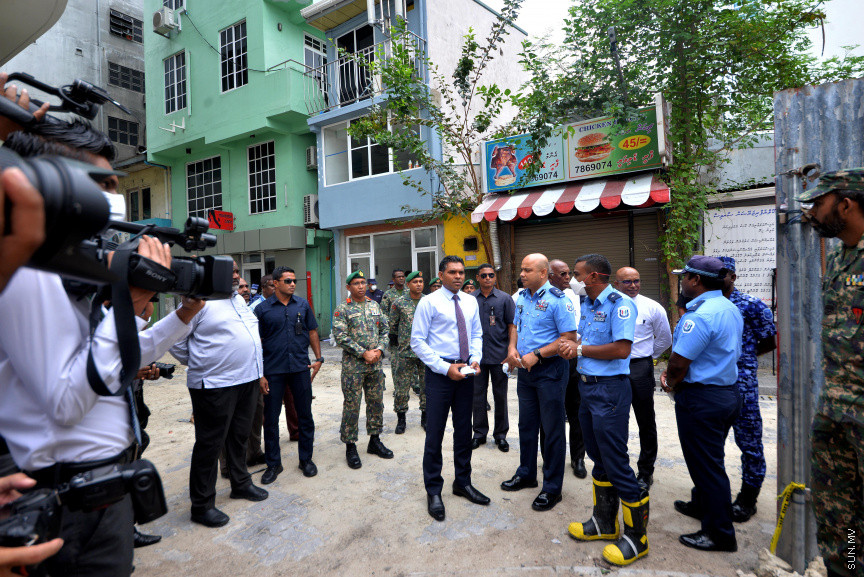 ހޭންވޭރު އަބަދަށްފެހި މަގުގައި ހުރި ކެމިކަލް ގުދަނެއްގައި ރޯވެ ހިނގި އަލިފާނުގެ ހާދިސާއާ ގުޅިގެން ނައިބްރައީސް މިއަދު  އެ އަލިފާނު ހާދިސާ ހިނގި ސަރަހައްދަށް ވަޑައިގެން އެތަނުގެ ހާލަތު ބައްލަވައި ލެއްވުން: އެފަދަ ހާދިސާތައް ތަކުރާރު ނުވާނެ ގޮތަށް ފިޔަވަޅުތައް އެޅުމަށް އިރުޝާދު ދެއްވި -- ސަން ފޮޓޯ/ އަހުމަދު އަވްޝަން އިލްޔާސް