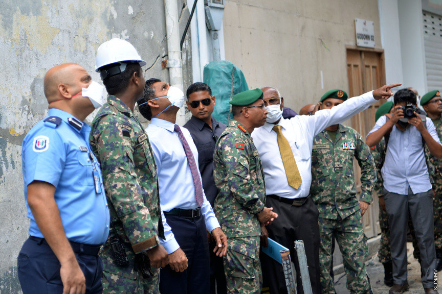 ހޭންވޭރު އަބަދަށްފެހި މަގުގައި ހުރި ކެމިކަލް ގުދަނެއްގައި ރޯވެ ހިނގި އަލިފާނުގެ ހާދިސާއާ ގުޅިގެން ނައިބްރައީސް މިއަދު  އެ އަލިފާނު ހާދިސާ ހިނގި ސަރަހައްދަށް ވަޑައިގެން އެތަނުގެ ހާލަތު ބައްލަވައި ލެއްވުން: އެފަދަ ހާދިސާތައް ތަކުރާރު ނުވާނެ ގޮތަށް ފިޔަވަޅުތައް އެޅުމަށް އިރުޝާދު ދެއްވި -- ސަން ފޮޓޯ/ އަހުމަދު އަވްޝަން އިލްޔާސް