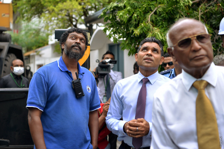 ހޭންވޭރު އަބަދަށްފެހި މަގުގައި ހުރި ކެމިކަލް ގުދަނެއްގައި ރޯވެ ހިނގި އަލިފާނުގެ ހާދިސާއާ ގުޅިގެން ނައިބްރައީސް މިއަދު  އެ އަލިފާނު ހާދިސާ ހިނގި ސަރަހައްދަށް ވަޑައިގެން އެތަނުގެ ހާލަތު ބައްލަވައި ލެއްވުން: އެފަދަ ހާދިސާތައް ތަކުރާރު ނުވާނެ ގޮތަށް ފިޔަވަޅުތައް އެޅުމަށް އިރުޝާދު ދެއްވި -- ސަން ފޮޓޯ/ އަހުމަދު އަވްޝަން އިލްޔާސް