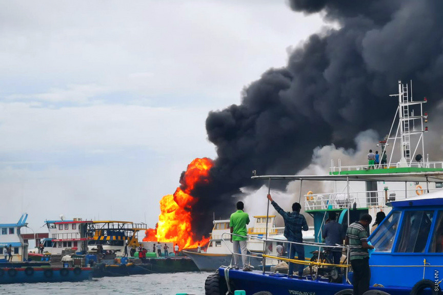 ސެޕްޓެމްބަރ 30، 2019: ޓީޖެޓީ ސަރަހައްދުގައި ހިނގި އަލިފާނުގެ ހާދިސާގެ ތެރެއިން: 3 ތެޔޮ ބައުޒަރާއި ފެރީ ލޯންޗެއް ވަނީ އަނދާފައި، އަދި ހަތް މީހަކު ފިހުނު -- ސަން ފޮޓޯ/ ފަޔާޒު މޫސާ