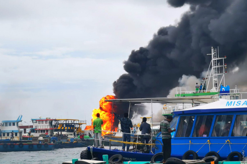 ސެޕްޓެމްބަރ 30، 2019: ޓީޖެޓީ ސަރަހައްދުގައި ހިނގި އަލިފާނުގެ ހާދިސާގެ ތެރެއިން: 3 ތެޔޮ ބައުޒަރާއި ފެރީ ލޯންޗެއް ވަނީ އަނދާފައި، އަދި ހަތް މީހަކު ފިހުނު -- ސަން ފޮޓޯ/ ފަޔާޒު މޫސާ