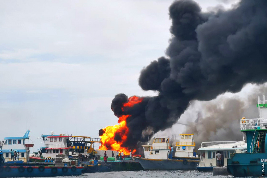ސެޕްޓެމްބަރ 30، 2019: ޓީޖެޓީ ސަރަހައްދުގައި ހިނގި އަލިފާނުގެ ހާދިސާގެ ތެރެއިން: 3 ތެޔޮ ބައުޒަރާއި ފެރީ ލޯންޗެއް ވަނީ އަނދާފައި، އަދި ހަތް މީހަކު ފިހުނު -- ސަން ފޮޓޯ/ ފަޔާޒު މޫސާ