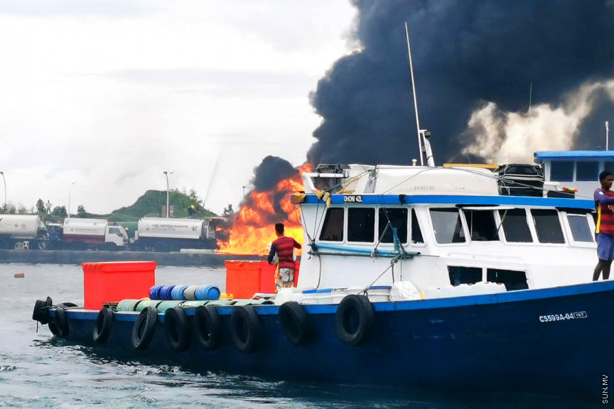 ސެޕްޓެމްބަރ 30، 2019: ޓީޖެޓީ ސަރަހައްދުގައި ހިނގި އަލިފާނުގެ ހާދިސާގެ ތެރެއިން: 3 ތެޔޮ ބައުޒަރާއި ފެރީ ލޯންޗެއް ވަނީ އަނދާފައި، އަދި ހަތް މީހަކު ފިހުނު -- ސަން ފޮޓޯ/ ފަޔާޒު މޫސާ
