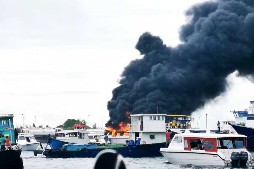 ސެޕްޓެމްބަރ 30، 2019: ޓީޖެޓީ ސަރަހައްދުގައި ހިނގި އަލިފާނުގެ ހާދިސާގެ ތެރެއިން: 3 ތެޔޮ ބައުޒަރާއި ފެރީ ލޯންޗެއް ވަނީ އަނދާފައި، އަދި ހަތް މީހަކު ފިހުނު -- ސަން ފޮޓޯ/ ފަޔާޒު މޫސާ