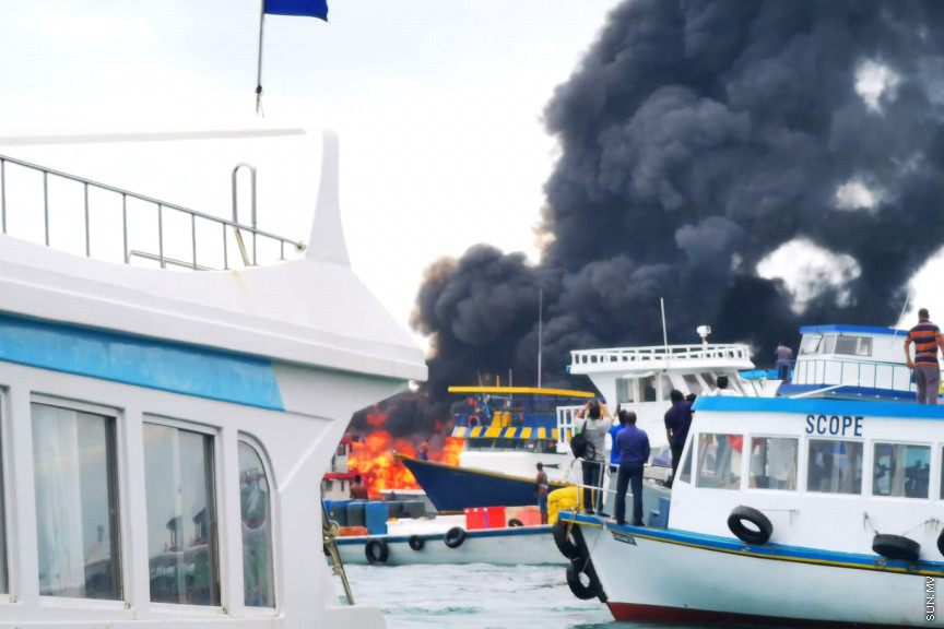ސެޕްޓެމްބަރ 30، 2019: ޓީޖެޓީ ސަރަހައްދުގައި ހިނގި އަލިފާނުގެ ހާދިސާގެ ތެރެއިން: 3 ތެޔޮ ބައުޒަރާއި ފެރީ ލޯންޗެއް ވަނީ އަނދާފައި، އަދި ހަތް މީހަކު ފިހުނު -- ސަން ފޮޓޯ/ ފަޔާޒު މޫސާ