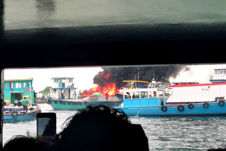 ސެޕްޓެމްބަރ 30، 2019: ޓީޖެޓީ ސަރަހައްދުގައި ހިނގި އަލިފާނުގެ ހާދިސާގެ ތެރެއިން: 3 ތެޔޮ ބައުޒަރާއި ފެރީ ލޯންޗެއް ވަނީ އަނދާފައި، އަދި ހަތް މީހަކު ފިހުނު -- ސަން ފޮޓޯ/ ފަޔާޒު މޫސާ