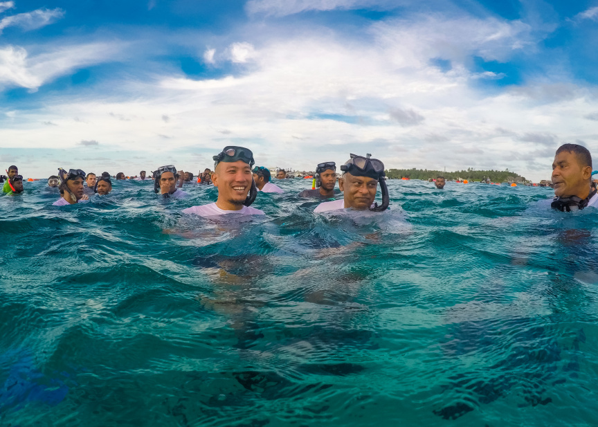 އޮކްޓޯބަރ 1، 2019: މިއަހަރުގެ ފަތުރުވެރިކަމުގެ ދުވަސް ފާހަގަކުރުމަށް ކުރިއަށް ގެންދާ ޕްރޮގްރާމް ތަކުގެ ތެރޭގައި ހިމެނިގެން މިނިސްޓްރީ އޮފް ޓޫރިޒަމުން އިންތިޒާމް ކޮށްގެން "ނޭވާ" ގެ ނަމުގައި 521 ޑައިވަރުންނާއިއެކު ރާއްޖޭގައި ބޭއްވި ފްރީޑައިވިންގް ވަރލްޑް ރެކޯޑް ގާއިމް ކުރުން: ފްރީޑައިވް ގައި ރައީސް ސޯލިހް ވަނީ އަމަލީގޮތުން ބައިވެރިވެ ވަޑައިގެންފައި -- ފޮޓޯ/ ރައީސް އޮފީސް