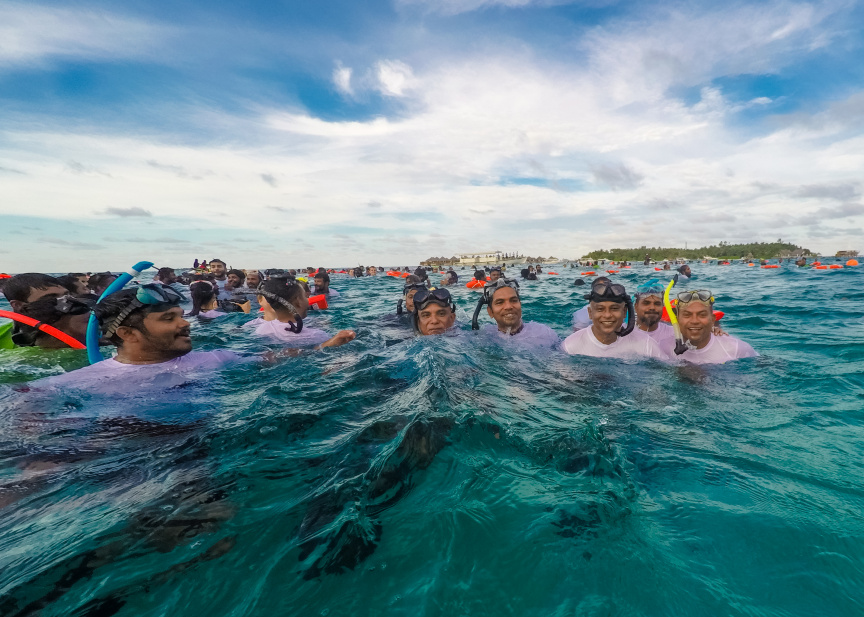 އޮކްޓޯބަރ 1، 2019: މިއަހަރުގެ ފަތުރުވެރިކަމުގެ ދުވަސް ފާހަގަކުރުމަށް ކުރިއަށް ގެންދާ ޕްރޮގްރާމް ތަކުގެ ތެރޭގައި ހިމެނިގެން މިނިސްޓްރީ އޮފް ޓޫރިޒަމުން އިންތިޒާމް ކޮށްގެން "ނޭވާ" ގެ ނަމުގައި 521 ޑައިވަރުންނާއިއެކު ރާއްޖޭގައި ބޭއްވި ފްރީޑައިވިންގް ވަރލްޑް ރެކޯޑް ގާއިމް ކުރުން: ފްރީޑައިވް ގައި ރައީސް ސޯލިހް ވަނީ އަމަލީގޮތުން ބައިވެރިވެ ވަޑައިގެންފައި -- ފޮޓޯ/ ރައީސް އޮފީސް