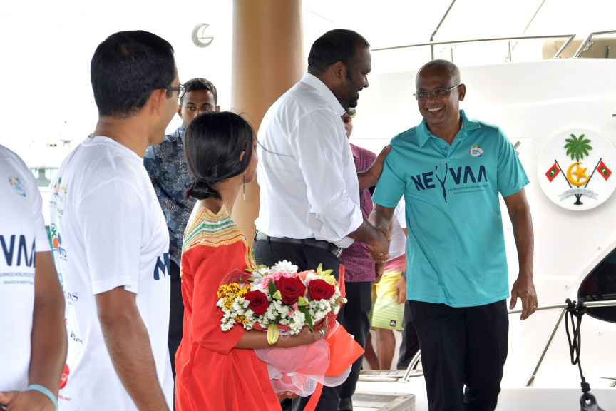 އޮކްޓޯބަރ 1، 2019: މިއަހަރުގެ ފަތުރުވެރިކަމުގެ ދުވަސް ފާހަގަކުރުމަށް ކުރިއަށް ގެންދާ ޕްރޮގްރާމް ތަކުގެ ތެރޭގައި ހިމެނިގެން މިނިސްޓްރީ އޮފް ޓޫރިޒަމުން އިންތިޒާމް ކޮށްގެން "ނޭވާ" ގެ ނަމުގައި 521 ޑައިވަރުންނާއިއެކު ރާއްޖޭގައި ބޭއްވި ފްރީޑައިވިންގް ވަރލްޑް ރެކޯޑް ގާއިމް ކުރުން: ފްރީޑައިވް ގައި ރައީސް ސޯލިހް ވަނީ އަމަލީގޮތުން ބައިވެރިވެ ވަޑައިގެންފައި -- ފޮޓޯ/ ރައީސް އޮފީސް