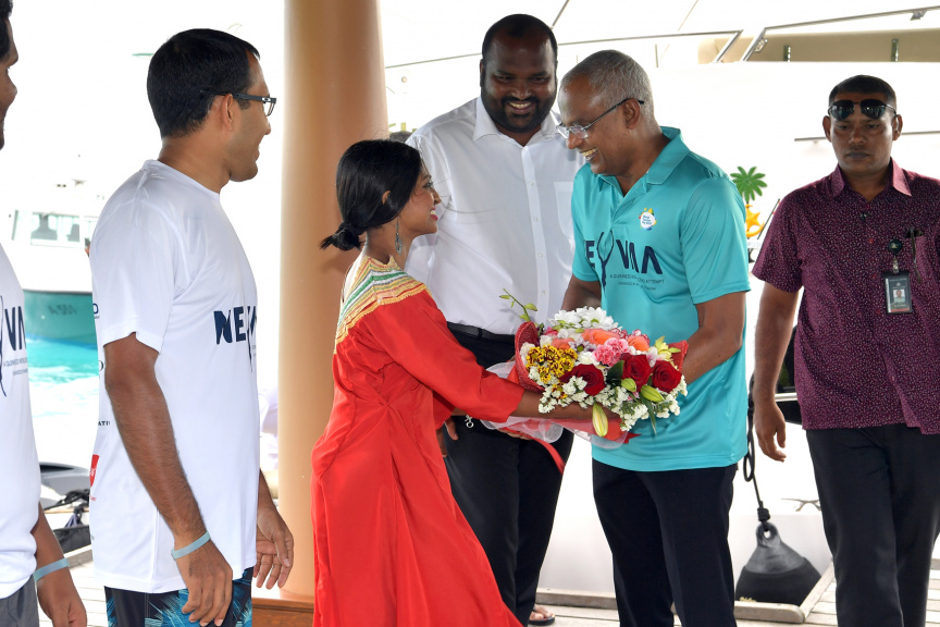 އޮކްޓޯބަރ 1، 2019: މިއަހަރުގެ ފަތުރުވެރިކަމުގެ ދުވަސް ފާހަގަކުރުމަށް ކުރިއަށް ގެންދާ ޕްރޮގްރާމް ތަކުގެ ތެރޭގައި ހިމެނިގެން މިނިސްޓްރީ އޮފް ޓޫރިޒަމުން އިންތިޒާމް ކޮށްގެން "ނޭވާ" ގެ ނަމުގައި 521 ޑައިވަރުންނާއިއެކު ރާއްޖޭގައި ބޭއްވި ފްރީޑައިވިންގް ވަރލްޑް ރެކޯޑް ގާއިމް ކުރުން: ފްރީޑައިވް ގައި ރައީސް ސޯލިހް ވަނީ އަމަލީގޮތުން ބައިވެރިވެ ވަޑައިގެންފައި -- ފޮޓޯ/ ރައީސް އޮފީސް