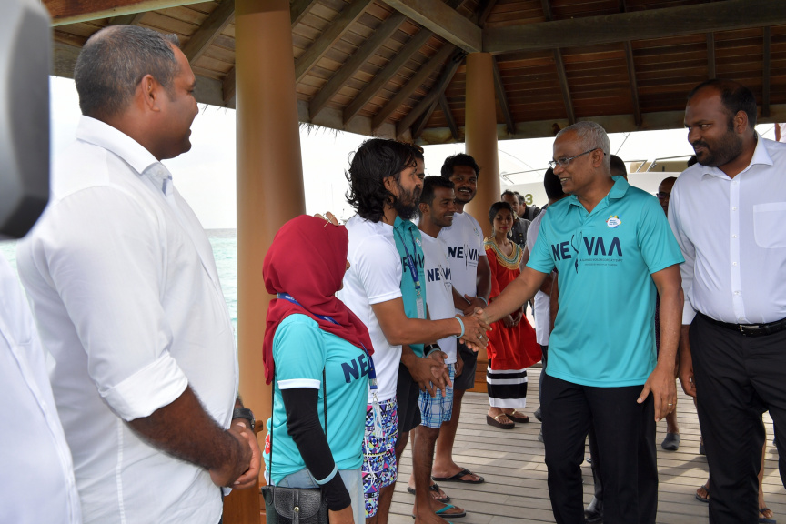 އޮކްޓޯބަރ 1، 2019: މިއަހަރުގެ ފަތުރުވެރިކަމުގެ ދުވަސް ފާހަގަކުރުމަށް ކުރިއަށް ގެންދާ ޕްރޮގްރާމް ތަކުގެ ތެރޭގައި ހިމެނިގެން މިނިސްޓްރީ އޮފް ޓޫރިޒަމުން އިންތިޒާމް ކޮށްގެން "ނޭވާ" ގެ ނަމުގައި 521 ޑައިވަރުންނާއިއެކު ރާއްޖޭގައި ބޭއްވި ފްރީޑައިވިންގް ވަރލްޑް ރެކޯޑް ގާއިމް ކުރުން: ފްރީޑައިވް ގައި ރައީސް ސޯލިހް ވަނީ އަމަލީގޮތުން ބައިވެރިވެ ވަޑައިގެންފައި -- ފޮޓޯ/ ރައީސް އޮފީސް