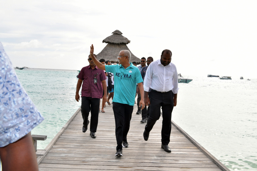 އޮކްޓޯބަރ 1، 2019: މިއަހަރުގެ ފަތުރުވެރިކަމުގެ ދުވަސް ފާހަގަކުރުމަށް ކުރިއަށް ގެންދާ ޕްރޮގްރާމް ތަކުގެ ތެރޭގައި ހިމެނިގެން މިނިސްޓްރީ އޮފް ޓޫރިޒަމުން އިންތިޒާމް ކޮށްގެން "ނޭވާ" ގެ ނަމުގައި 521 ޑައިވަރުންނާއިއެކު ރާއްޖޭގައި ބޭއްވި ފްރީޑައިވިންގް ވަރލްޑް ރެކޯޑް ގާއިމް ކުރުން: ފްރީޑައިވް ގައި ރައީސް ސޯލިހް ވަނީ އަމަލީގޮތުން ބައިވެރިވެ ވަޑައިގެންފައި -- ފޮޓޯ/ ރައީސް އޮފީސް