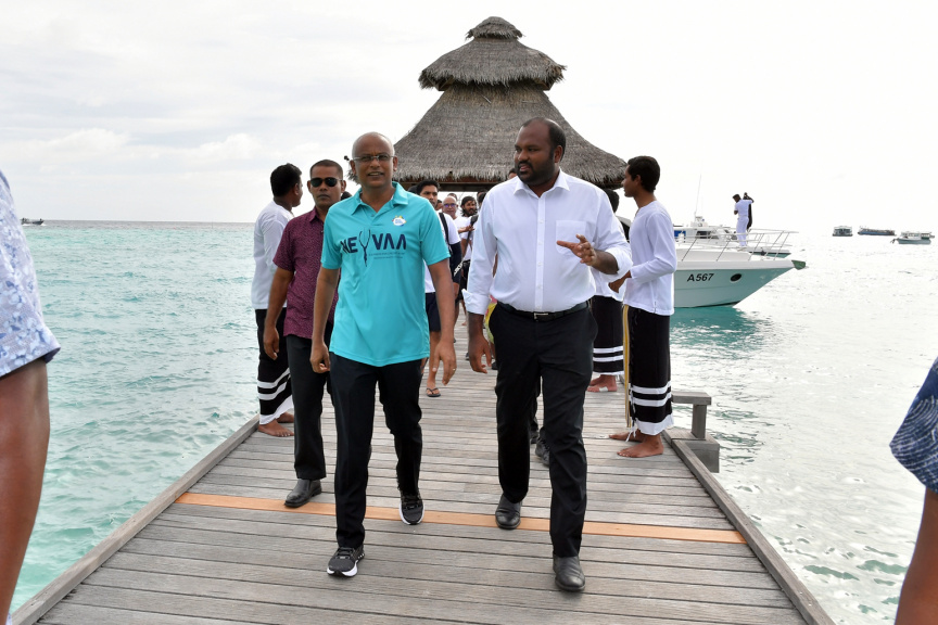 އޮކްޓޯބަރ 1، 2019: މިއަހަރުގެ ފަތުރުވެރިކަމުގެ ދުވަސް ފާހަގަކުރުމަށް ކުރިއަށް ގެންދާ ޕްރޮގްރާމް ތަކުގެ ތެރޭގައި ހިމެނިގެން މިނިސްޓްރީ އޮފް ޓޫރިޒަމުން އިންތިޒާމް ކޮށްގެން "ނޭވާ" ގެ ނަމުގައި 521 ޑައިވަރުންނާއިއެކު ރާއްޖޭގައި ބޭއްވި ފްރީޑައިވިންގް ވަރލްޑް ރެކޯޑް ގާއިމް ކުރުން: ފްރީޑައިވް ގައި ރައީސް ސޯލިހް ވަނީ އަމަލީގޮތުން ބައިވެރިވެ ވަޑައިގެންފައި -- ފޮޓޯ/ ރައީސް އޮފީސް