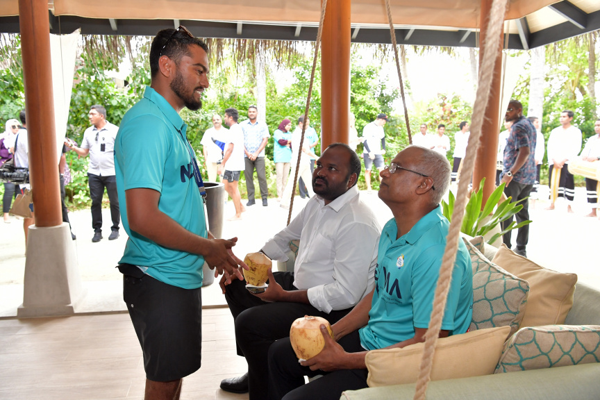 އޮކްޓޯބަރ 1، 2019: މިއަހަރުގެ ފަތުރުވެރިކަމުގެ ދުވަސް ފާހަގަކުރުމަށް ކުރިއަށް ގެންދާ ޕްރޮގްރާމް ތަކުގެ ތެރޭގައި ހިމެނިގެން މިނިސްޓްރީ އޮފް ޓޫރިޒަމުން އިންތިޒާމް ކޮށްގެން "ނޭވާ" ގެ ނަމުގައި 521 ޑައިވަރުންނާއިއެކު ރާއްޖޭގައި ބޭއްވި ފްރީޑައިވިންގް ވަރލްޑް ރެކޯޑް ގާއިމް ކުރުން: ފްރީޑައިވް ގައި ރައީސް ސޯލިހް ވަނީ އަމަލީގޮތުން ބައިވެރިވެ ވަޑައިގެންފައި -- ފޮޓޯ/ ރައީސް އޮފީސް