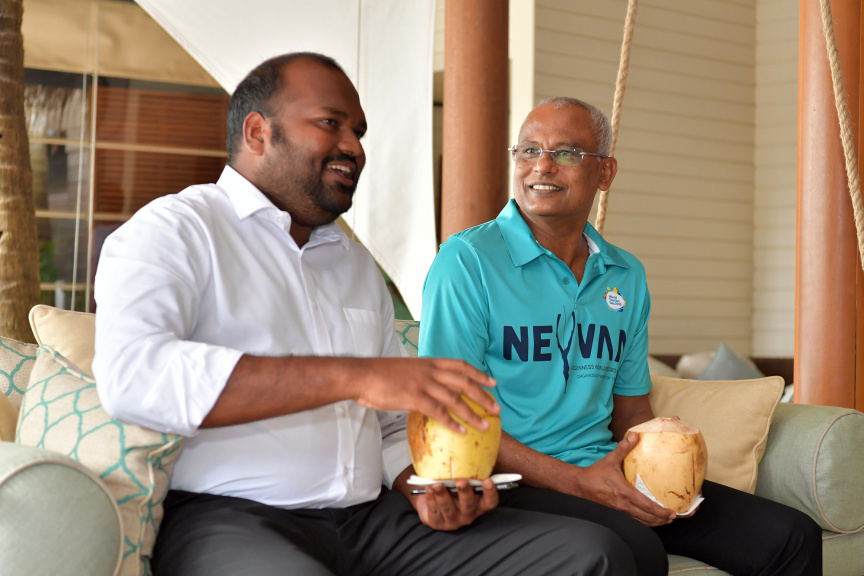 އޮކްޓޯބަރ 1، 2019: މިއަހަރުގެ ފަތުރުވެރިކަމުގެ ދުވަސް ފާހަގަކުރުމަށް ކުރިއަށް ގެންދާ ޕްރޮގްރާމް ތަކުގެ ތެރޭގައި ހިމެނިގެން މިނިސްޓްރީ އޮފް ޓޫރިޒަމުން އިންތިޒާމް ކޮށްގެން "ނޭވާ" ގެ ނަމުގައި 521 ޑައިވަރުންނާއިއެކު ރާއްޖޭގައި ބޭއްވި ފްރީޑައިވިންގް ވަރލްޑް ރެކޯޑް ގާއިމް ކުރުން: ފްރީޑައިވް ގައި ރައީސް ސޯލިހް ވަނީ އަމަލީގޮތުން ބައިވެރިވެ ވަޑައިގެންފައި -- ފޮޓޯ/ ރައީސް އޮފީސް