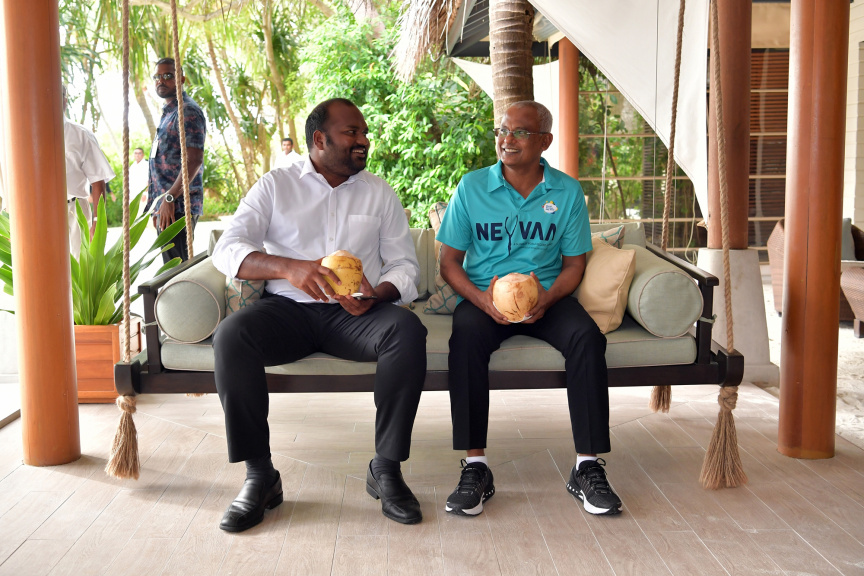 އޮކްޓޯބަރ 1، 2019: މިއަހަރުގެ ފަތުރުވެރިކަމުގެ ދުވަސް ފާހަގަކުރުމަށް ކުރިއަށް ގެންދާ ޕްރޮގްރާމް ތަކުގެ ތެރޭގައި ހިމެނިގެން މިނިސްޓްރީ އޮފް ޓޫރިޒަމުން އިންތިޒާމް ކޮށްގެން "ނޭވާ" ގެ ނަމުގައި 521 ޑައިވަރުންނާއިއެކު ރާއްޖޭގައި ބޭއްވި ފްރީޑައިވިންގް ވަރލްޑް ރެކޯޑް ގާއިމް ކުރުން: ފްރީޑައިވް ގައި ރައީސް ސޯލިހް ވަނީ އަމަލީގޮތުން ބައިވެރިވެ ވަޑައިގެންފައި -- ފޮޓޯ/ ރައީސް އޮފީސް