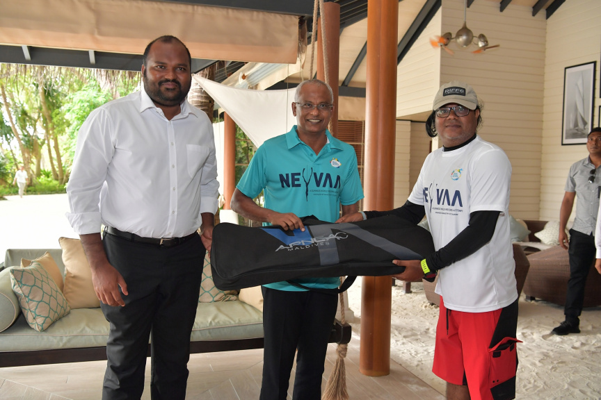 އޮކްޓޯބަރ 1، 2019: މިއަހަރުގެ ފަތުރުވެރިކަމުގެ ދުވަސް ފާހަގަކުރުމަށް ކުރިއަށް ގެންދާ ޕްރޮގްރާމް ތަކުގެ ތެރޭގައި ހިމެނިގެން މިނިސްޓްރީ އޮފް ޓޫރިޒަމުން އިންތިޒާމް ކޮށްގެން "ނޭވާ" ގެ ނަމުގައި 521 ޑައިވަރުންނާއިއެކު ރާއްޖޭގައި ބޭއްވި ފްރީޑައިވިންގް ވަރލްޑް ރެކޯޑް ގާއިމް ކުރުން: ފްރީޑައިވް ގައި ރައީސް ސޯލިހް ވަނީ އަމަލީގޮތުން ބައިވެރިވެ ވަޑައިގެންފައި -- ފޮޓޯ/ ރައީސް އޮފީސް