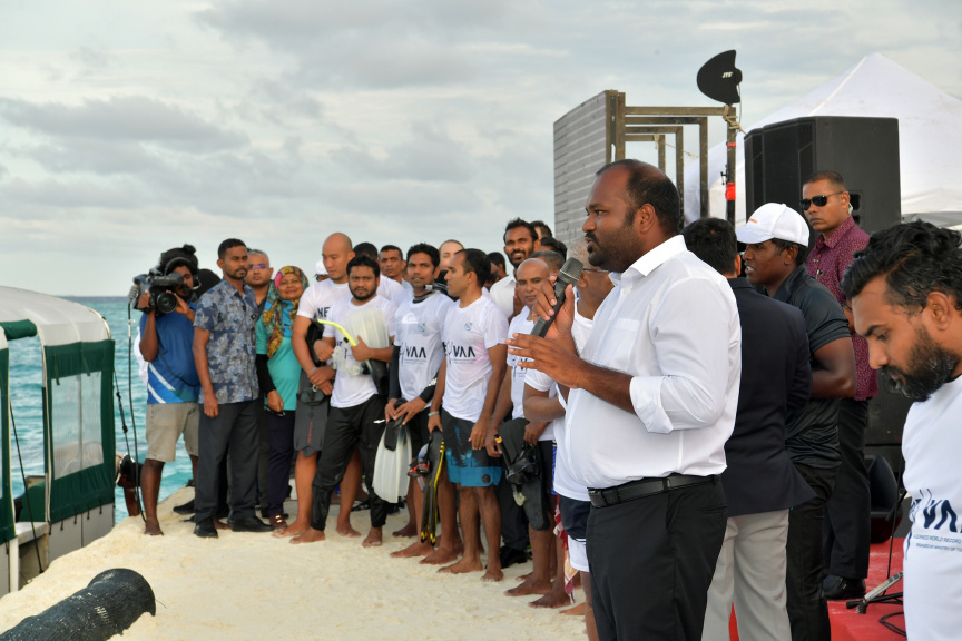 އޮކްޓޯބަރ 1، 2019: މިއަހަރުގެ ފަތުރުވެރިކަމުގެ ދުވަސް ފާހަގަކުރުމަށް ކުރިއަށް ގެންދާ ޕްރޮގްރާމް ތަކުގެ ތެރޭގައި ހިމެނިގެން މިނިސްޓްރީ އޮފް ޓޫރިޒަމުން އިންތިޒާމް ކޮށްގެން "ނޭވާ" ގެ ނަމުގައި 521 ޑައިވަރުންނާއިއެކު ރާއްޖޭގައި ބޭއްވި ފްރީޑައިވިންގް ވަރލްޑް ރެކޯޑް ގާއިމް ކުރުން: ފްރީޑައިވް ގައި ރައީސް ސޯލިހް ވަނީ އަމަލީގޮތުން ބައިވެރިވެ ވަޑައިގެންފައި -- ފޮޓޯ/ ރައީސް އޮފީސް