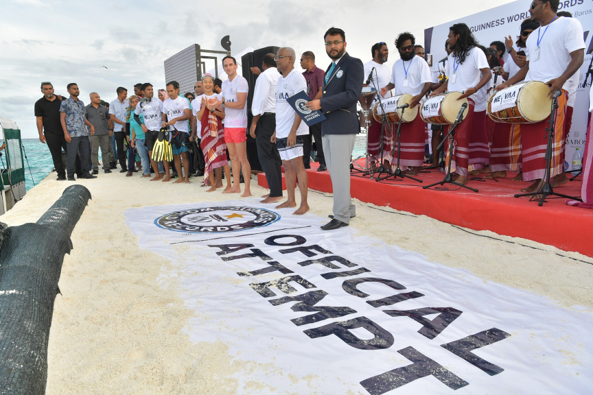 އޮކްޓޯބަރ 1، 2019: މިއަހަރުގެ ފަތުރުވެރިކަމުގެ ދުވަސް ފާހަގަކުރުމަށް ކުރިއަށް ގެންދާ ޕްރޮގްރާމް ތަކުގެ ތެރޭގައި ހިމެނިގެން މިނިސްޓްރީ އޮފް ޓޫރިޒަމުން އިންތިޒާމް ކޮށްގެން "ނޭވާ" ގެ ނަމުގައި 521 ޑައިވަރުންނާއިއެކު ރާއްޖޭގައި ބޭއްވި ފްރީޑައިވިންގް ވަރލްޑް ރެކޯޑް ގާއިމް ކުރުން: ފްރީޑައިވް ގައި ރައީސް ސޯލިހް ވަނީ އަމަލީގޮތުން ބައިވެރިވެ ވަޑައިގެންފައި -- ފޮޓޯ/ ރައީސް އޮފީސް
