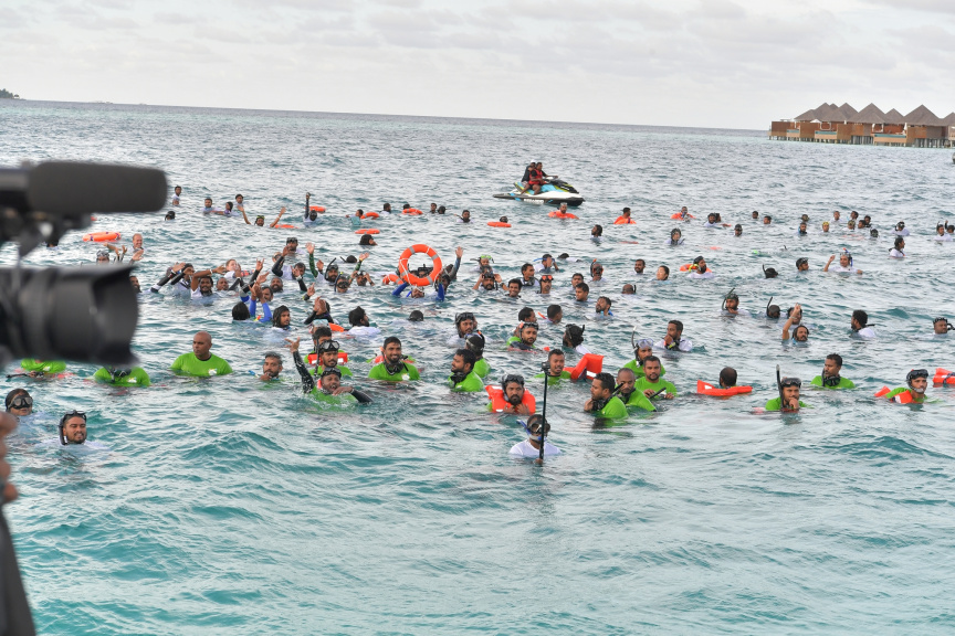 އޮކްޓޯބަރ 1، 2019: މިއަހަރުގެ ފަތުރުވެރިކަމުގެ ދުވަސް ފާހަގަކުރުމަށް ކުރިއަށް ގެންދާ ޕްރޮގްރާމް ތަކުގެ ތެރޭގައި ހިމެނިގެން މިނިސްޓްރީ އޮފް ޓޫރިޒަމުން އިންތިޒާމް ކޮށްގެން "ނޭވާ" ގެ ނަމުގައި 521 ޑައިވަރުންނާއިއެކު ރާއްޖޭގައި ބޭއްވި ފްރީޑައިވިންގް ވަރލްޑް ރެކޯޑް ގާއިމް ކުރުން: ފްރީޑައިވް ގައި ރައީސް ސޯލިހް ވަނީ އަމަލީގޮތުން ބައިވެރިވެ ވަޑައިގެންފައި -- ފޮޓޯ/ ރައީސް އޮފީސް
