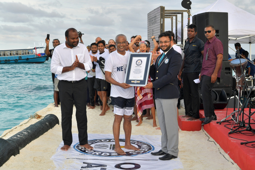 އޮކްޓޯބަރ 1، 2019: މިއަހަރުގެ ފަތުރުވެރިކަމުގެ ދުވަސް ފާހަގަކުރުމަށް ކުރިއަށް ގެންދާ ޕްރޮގްރާމް ތަކުގެ ތެރޭގައި ހިމެނިގެން މިނިސްޓްރީ އޮފް ޓޫރިޒަމުން އިންތިޒާމް ކޮށްގެން "ނޭވާ" ގެ ނަމުގައި 521 ޑައިވަރުންނާއިއެކު ރާއްޖޭގައި ބޭއްވި ފްރީޑައިވިންގް ވަރލްޑް ރެކޯޑް ގާއިމް ކުރުން: ފްރީޑައިވް ގައި ރައީސް ސޯލިހް ވަނީ އަމަލީގޮތުން ބައިވެރިވެ ވަޑައިގެންފައި -- ފޮޓޯ/ ރައީސް އޮފީސް