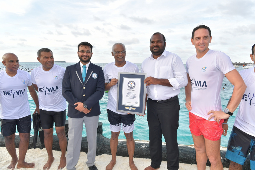 އޮކްޓޯބަރ 1، 2019: މިއަހަރުގެ ފަތުރުވެރިކަމުގެ ދުވަސް ފާހަގަކުރުމަށް ކުރިއަށް ގެންދާ ޕްރޮގްރާމް ތަކުގެ ތެރޭގައި ހިމެނިގެން މިނިސްޓްރީ އޮފް ޓޫރިޒަމުން އިންތިޒާމް ކޮށްގެން "ނޭވާ" ގެ ނަމުގައި 521 ޑައިވަރުންނާއިއެކު ރާއްޖޭގައި ބޭއްވި ފްރީޑައިވިންގް ވަރލްޑް ރެކޯޑް ގާއިމް ކުރުން: ފްރީޑައިވް ގައި ރައީސް ސޯލިހް ވަނީ އަމަލީގޮތުން ބައިވެރިވެ ވަޑައިގެންފައި -- ފޮޓޯ/ ރައީސް އޮފީސް