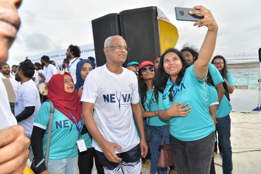 އޮކްޓޯބަރ 1، 2019: މިއަހަރުގެ ފަތުރުވެރިކަމުގެ ދުވަސް ފާހަގަކުރުމަށް ކުރިއަށް ގެންދާ ޕްރޮގްރާމް ތަކުގެ ތެރޭގައި ހިމެނިގެން މިނިސްޓްރީ އޮފް ޓޫރިޒަމުން އިންތިޒާމް ކޮށްގެން "ނޭވާ" ގެ ނަމުގައި 521 ޑައިވަރުންނާއިއެކު ރާއްޖޭގައި ބޭއްވި ފްރީޑައިވިންގް ވަރލްޑް ރެކޯޑް ގާއިމް ކުރުން: ފްރީޑައިވް ގައި ރައީސް ސޯލިހް ވަނީ އަމަލީގޮތުން ބައިވެރިވެ ވަޑައިގެންފައި -- ފޮޓޯ/ ރައީސް އޮފީސް