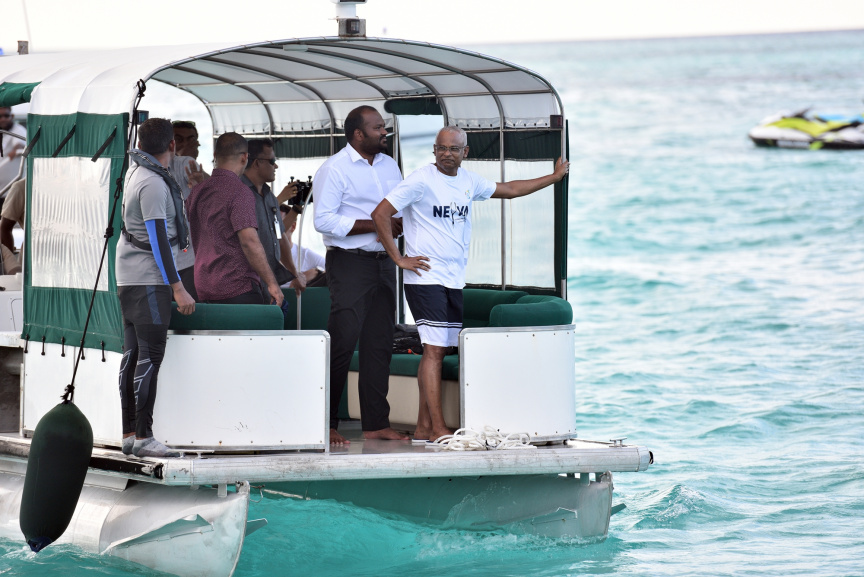 އޮކްޓޯބަރ 1، 2019: މިއަހަރުގެ ފަތުރުވެރިކަމުގެ ދުވަސް ފާހަގަކުރުމަށް ކުރިއަށް ގެންދާ ޕްރޮގްރާމް ތަކުގެ ތެރޭގައި ހިމެނިގެން މިނިސްޓްރީ އޮފް ޓޫރިޒަމުން އިންތިޒާމް ކޮށްގެން "ނޭވާ" ގެ ނަމުގައި 521 ޑައިވަރުންނާއިއެކު ރާއްޖޭގައި ބޭއްވި ފްރީޑައިވިންގް ވަރލްޑް ރެކޯޑް ގާއިމް ކުރުން: ފްރީޑައިވް ގައި ރައީސް ސޯލިހް ވަނީ އަމަލީގޮތުން ބައިވެރިވެ ވަޑައިގެންފައި -- ފޮޓޯ/ ރައީސް އޮފީސް